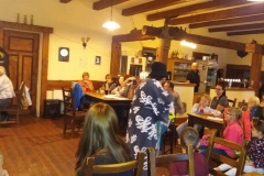 Kouzelnice baví děti